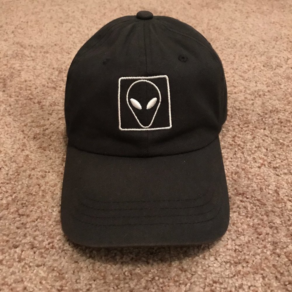 The Classic Strap Back Alien Hat in Black